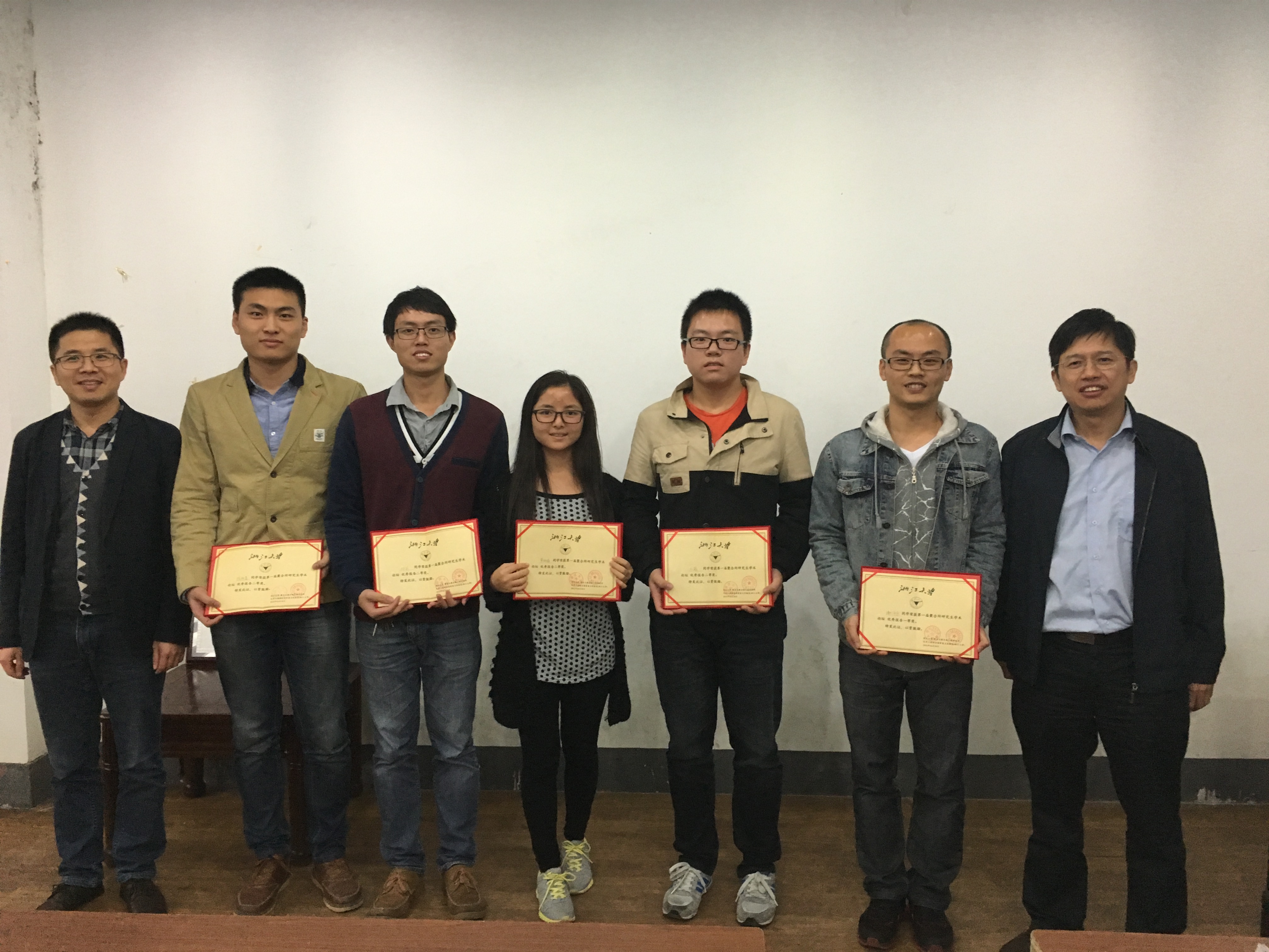 �����о����μӾۺ�����һ���о���ѧ����̳�����������